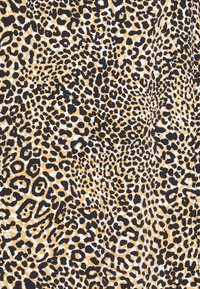 Tkanina w wzór panterki z czarnymi plamami na złotym i białym tle; teksturowana z różnorodnymi kształtami w powtarzającym się wzorze.