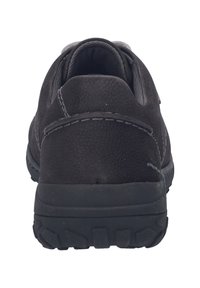 Chaussure de marche noire avec un dessus en daim texturé, des coutures grises contrastantes et une solide semelle en caoutchouc avec un motif de semelle.