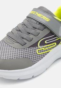 Skechers Performance SKECH FAST UNISEX - Zapatillas running asfalto - charcoal/gray/yellow/silver