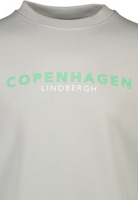 Sudadera gris claro con cuello redondo, que presenta el texto "COPENHAGUEN" en verde y "LINDBERGH" en blanco. Tejido suave y liso.