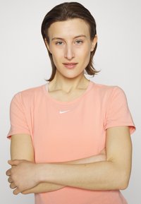 Nike Performance ONE LUXE - T-shirt desportiva - light madder root/silver