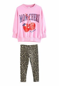 Lyserød sweatshirt med grafiske kirsebær og teksten "MON CHERI", parret med leggings i sort og beige leopardmønster. Blødt materiale, afslappet fit.