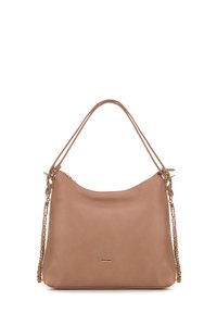 Sac à main en cuir camel avec une forme souple, deux sangles d'épaule, et des accents en chaîne dorée. Dispose d'une fermeture éclair et d'un détail logo.