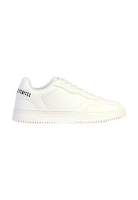 Hvid sneakers med en glat læderoverflade, rund tå, flade snørebånd og en tekstureret gummisål. Har "EXERCISES" trykt på hælen.
