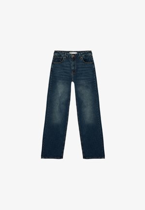 Jeans de denim azul de pierna ancha con un lavado descolorido, cinco bolsillos y acentos de costura. Presenta un cierre clásico de botón y trabillas para el cinturón.