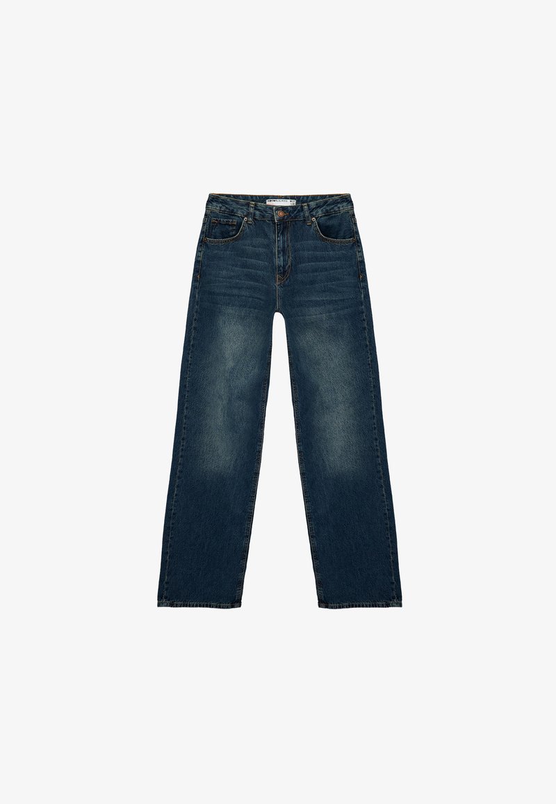 Jeans de denim azul de pierna ancha con un lavado descolorido, cinco bolsillos y acentos de costura. Presenta un cierre clásico de botón y trabillas para el cinturón.