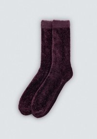 Calcetines suaves y esponjosos de un rico color púrpura oscuro, con un puño grueso y esponjoso y una textura suave en todo su contenido.