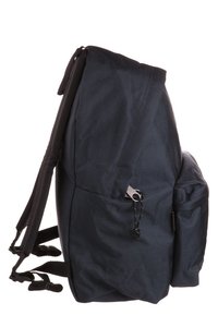 Czarny plecak z tkaniny widoczny z boku, wyposażony w wyściełane szelki, przednią kieszeń z zamkiem błyskawicznym oraz suwak z czarnym sznurkiem.