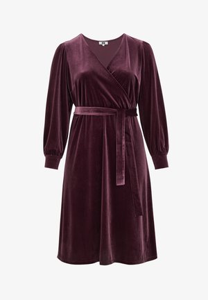 Vestido envolvente de terciopelo en burdeos profundo con mangas largas abullonadas y un cinturón a juego en la cintura. Textura suave y dobladillo a la altura de la rodilla.