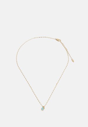 Collier délicat en chaîne d'or avec un petit pendentif en forme de goutte turquoise et une minuscule pierre claire à côté sur fond blanc.
