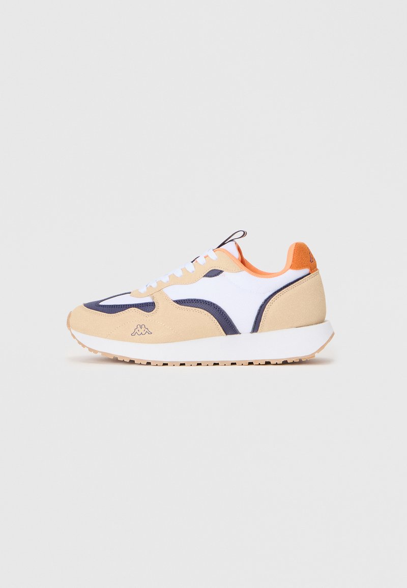 Beige und weiße Sneaker mit marineblauen Akzenten und einer orangen Ferse, ausgestattet mit einem strukturierten Wildleder- und Mesh-Obermaterial sowie einer weißen Gummisohle.