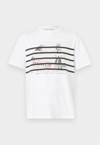 Λευκό βαμβακερό μπλουζάκι με μαύρες οριζόντιες ρίγες και γραφικό τύπωμα που απεικονίζει πουλιά με κόκκινο κείμενο "BUSTED" και πρόσθετο κείμενο από κάτω.