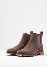 Clarks Kotníková obuv - taupe