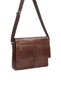 Borsa a tracolla in pelle marrone con tracolla regolabile, tasca frontale con zip e copertura a patta con due scomparti frontali. Texture liscia.