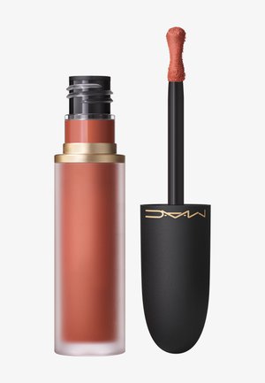 Rouge à lèvres liquide dans un flacon en verre transparent avec une bande dorée. Présente un applicateur noir avec une pointe texturée, dans une teinte chaude corail.