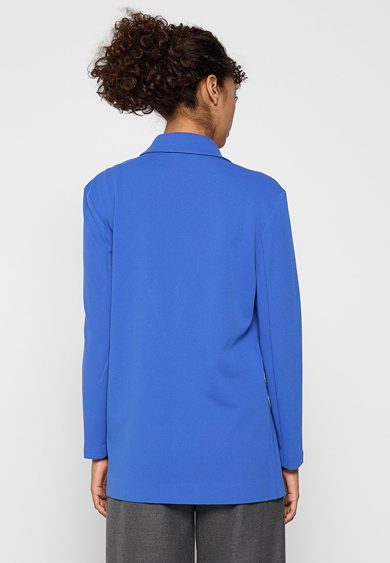 Blaue Blazer mit langen Ärmeln, Kragen, glatter Textur, taillierter Passform und geradem Saum. Keine sichtbaren Muster oder Beschläge.
