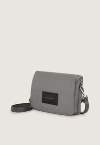 Borsa a tracolla grigia di forma rettangolare, con una superficie testurizzata, tracolla laterale e una patch con logo nera sul fronte.