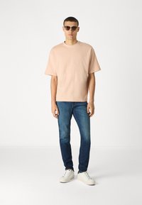 Selected Homme SLHLOOSEOSCAR O-NECK  - Paprasti marškinėliai - cameo rose