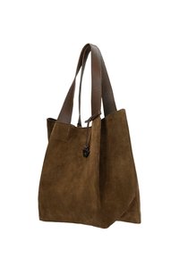 Sac fourre-tout en daim marron avec des poignées en cuir texturé foncé et une petite étiquette décorative en cuir suspendue à une poignée.