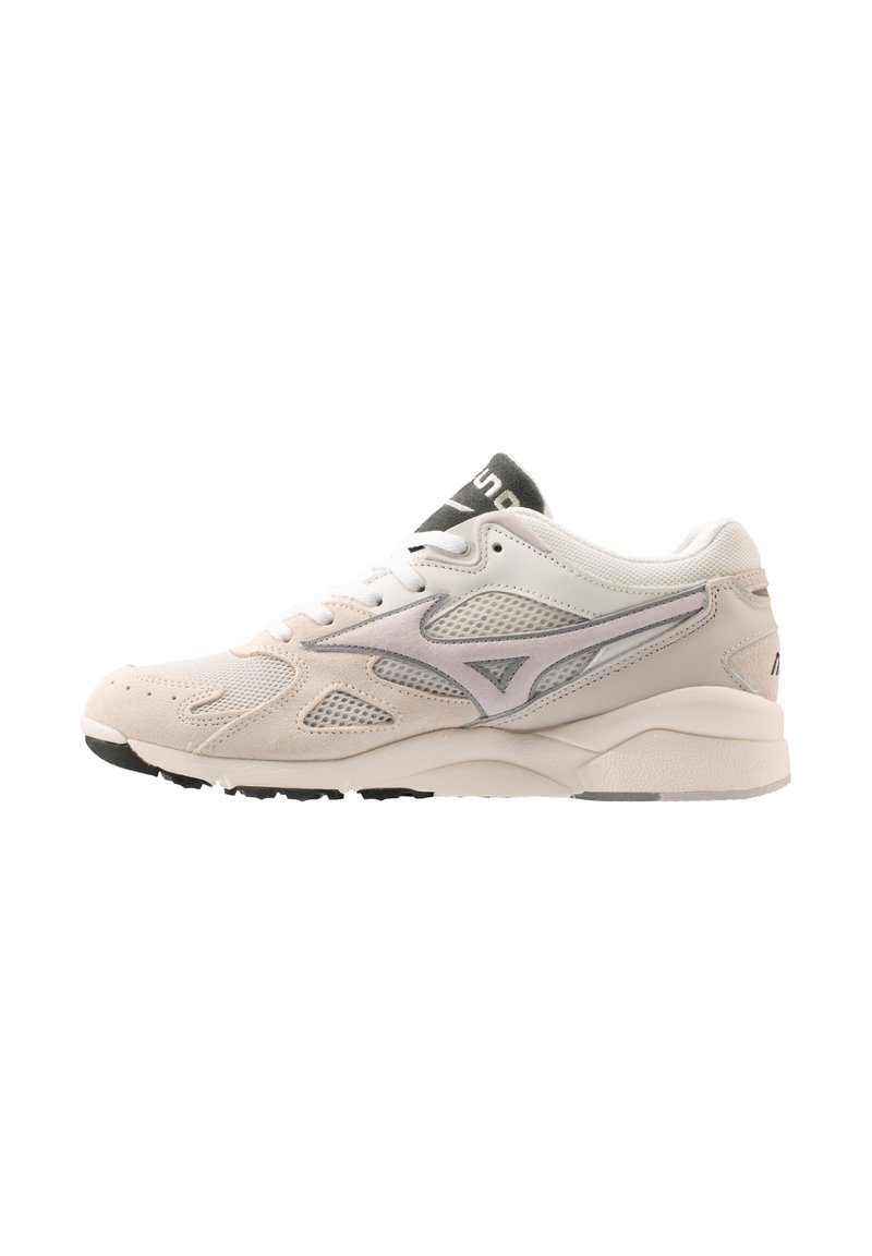Weißer Sportschuh aus Mesh und Wildleder, mit gepolsterter Kragen, Schnürsenkeln und einer schwarzen Gummisohle mit einem grauen Akzentlogo.