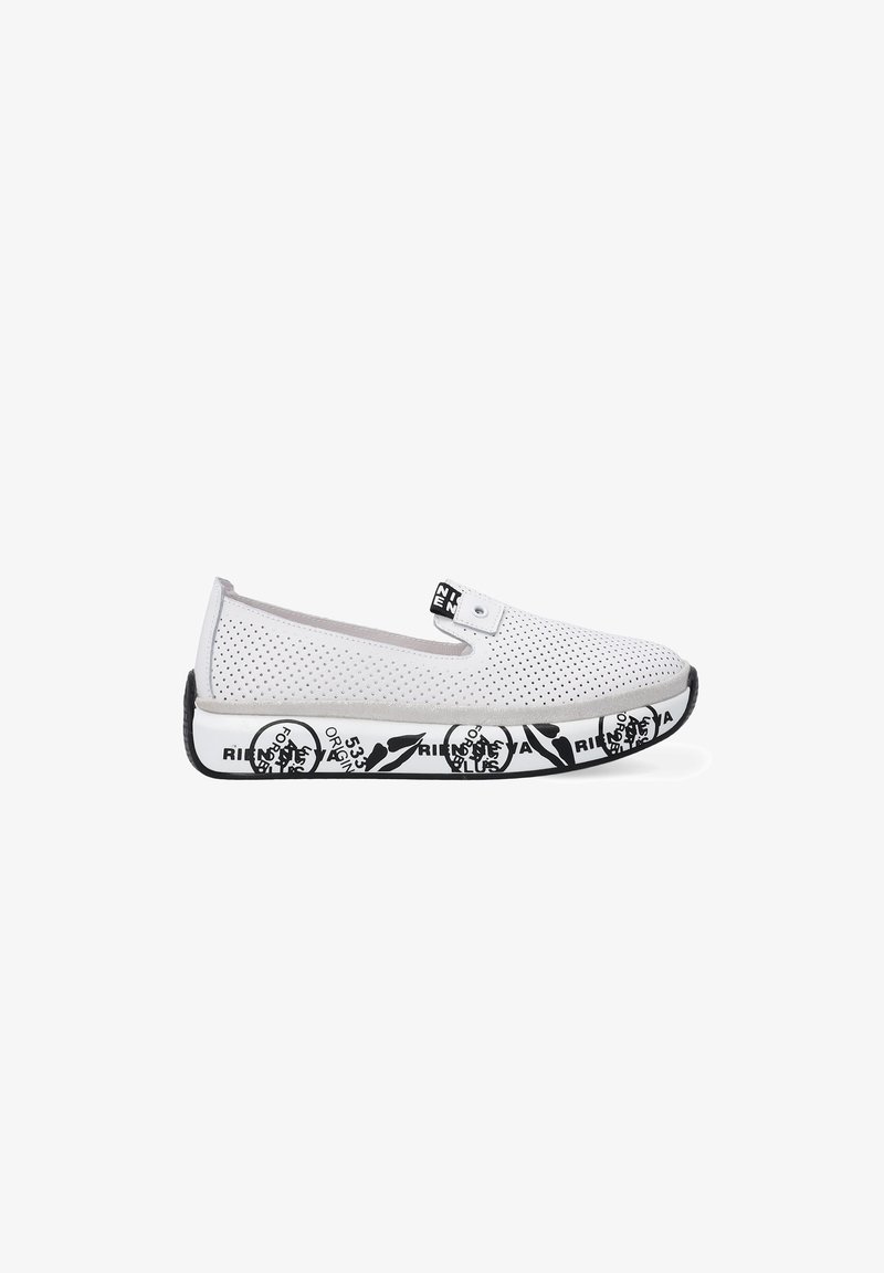 Bílé boty na klínku s perforovaným svrškem, s černou vzorovanou gumovou podešví a bočním štítkem s logem. Flexibilní design pro pohodlí.