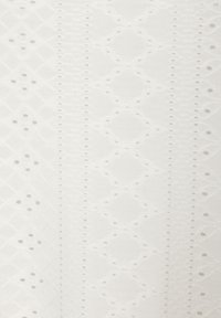 Witte stof met een textuurpatroon van diamant- en ovale uitsparingen, wat een delicate visuele effect creëert. Soepele en lichte uitstraling.