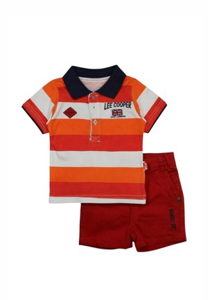 Tenue pour tout-petit avec un polo à manches courtes à rayures orange, rouge et blanches, et un short rouge uni, tous deux de la marque "Lee Cooper".