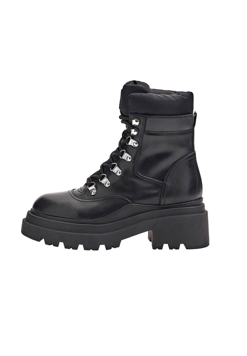Botines negros de cuero con un cuello acolchado, que presentan ojetes plateados, cordones gruesos y una suela gruesa de goma.