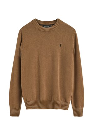 Maglione a maglia marrone con scollo rotondo, polsini e orlo a costine, caratterizzato da un piccolo logo sul lato sinistro del petto. Texture morbida, design leggero.