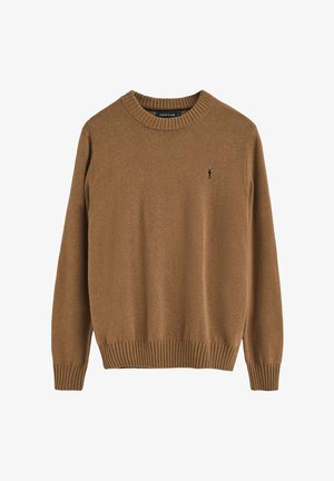 Pull en tricot marron avec un col rond, des poignets et un ourlet côtelé, arborant un petit logo sur la poitrine gauche. Texture douce, design léger.