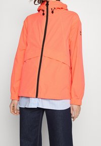 Helles pinkes, wasserdichtes Jackett mit vollem Frontreißverschluss, verstellbare Kapuze und elastischen Bündchen. Mit lockerer Passform und schichtartigem Design.