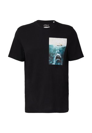 T-shirt di cotone nero con una grafica di squalo tratta da "Jaws" sulla parte sinistra del petto. Maniche corte, design girocollo, vestibilità standard.