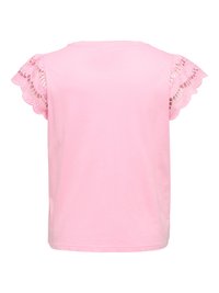 Chemise rose à manches courtes avec détails en dentelle sur les manches, avec un col rond et un dos lisse.
