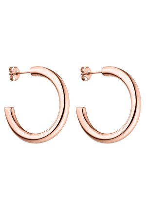 Een paar gepolijste roségouden oorringen met stekers op een witte achtergrond.