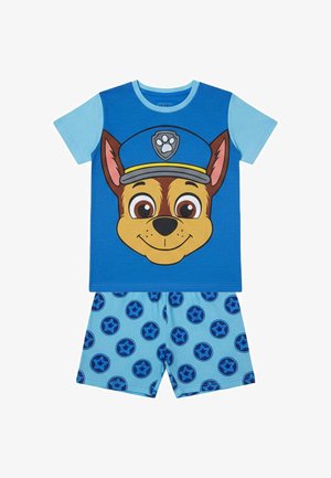 Haut bleu à manches courtes pour enfant avec un personnage de chien portant un chapeau de police et un short bleu clair assorti avec un motif d’étoiles bleu foncé.