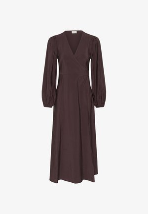 Temno rjava midi obleka z dolgimi rokavi, V-izrezom, zgornjim delom v videzu ovitka, napihnjenimi rokavi in oprijetim pasom na enobarvnem belem ozadju.