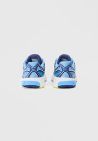 Le scarpe da corsa blu e grigie presentano una tomaia in rete, un collare imbottito e una suola texturizzata con accenti verde neon e dettagli riflettenti.