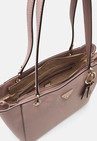 Guess NOELLE TOTE - Rankinė - rosewood