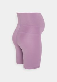 Højhævede, lavendel cykelshorts lavet af strækbart materiale med en glat tekstur, der har et sømløst design og diskrete syninger.