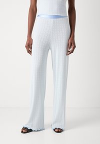 Helleblaue, gestrickte Hosen mit einem strukturierten Muster und einem gerafften Saum. Besitzt einen glatten Bund mit einem kontrastierenden blauen Akzent.