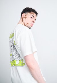 Thumbnail Image 5