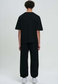 LOW LIGHTS STUDIOS® SHUTTER - Camiseta estampada - black