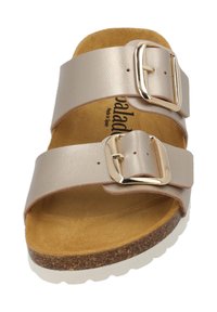 Sandali beige chiaro con due cinturini regolabili, fibbie metalliche, una soletta in suede imbottita e una suola simile al sughero con un bordo inferiore bianco.