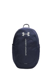 Zaino blu navy realizzato in materiale resistente, con logo frontale, tasche laterali e spallacci imbottiti per un maggiore comfort.