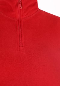 Rode fleece-pullover met een kwart-rits ontwerp, een gestructureerd oppervlak en een hoge kraag. Voorzien van een gladde rits en een comfortabele pasvorm.