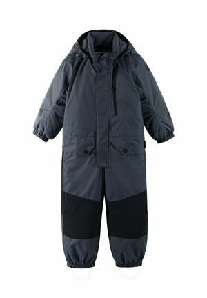 Czarny dziecięcy kombinezon zimowy w ciemnoszarym kolorze z zamkiem z przodu, elastycznymi mankietami i kapturem. Posiada czarne panele na nogawkach oraz kieszeń na zamek błyskawiczny na klatce piersiowej.