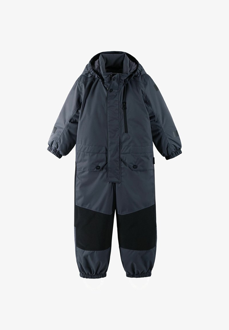 Czarny dziecięcy kombinezon zimowy w ciemnoszarym kolorze z zamkiem z przodu, elastycznymi mankietami i kapturem. Posiada czarne panele na nogawkach oraz kieszeń na zamek błyskawiczny na klatce piersiowej.