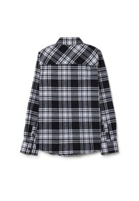 Camisa de cuadros en blanco y negro, con mangas largas, cuello puntiagudo y puños con botones, hecha de una tela suave y texturizada.