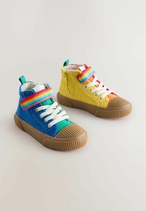Kleurvolle high-top sneakers met een bovenwerk van blauw, geel en groen textuurcorduroy, witte veters en een bruine rubberen zool. Voorzien van meerkleurige banden.
