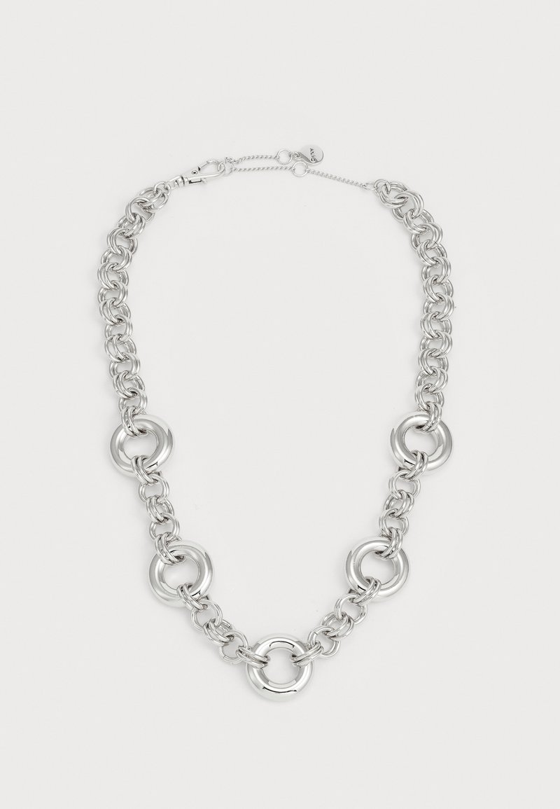 Collana in argento con maglie intrecciate e accenti circolari. Il design è liscia con una finitura lucida e una chiusura a moschettone.